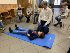 Unsere Kinder lernen Erste Hilfe